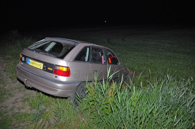 Bestuurder mist bocht en beland met auto in greppel aan de Nieuwe Munnikensteeg Waalwijk