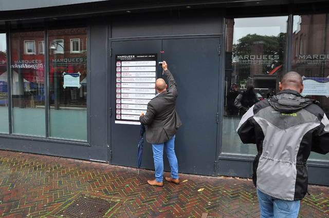 Burgemeester Kleijngeld sluit café Marquees voor 2 weken aan de Grotestraat Waalwijk
