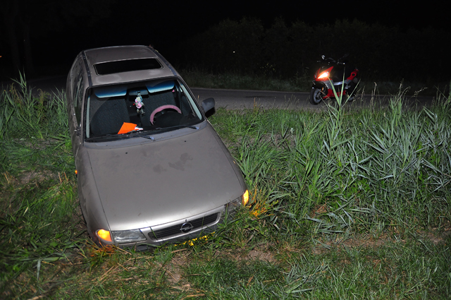 Bestuurder mist bocht en beland met auto in greppel aan de Nieuwe Munnikensteeg Waalwijk
