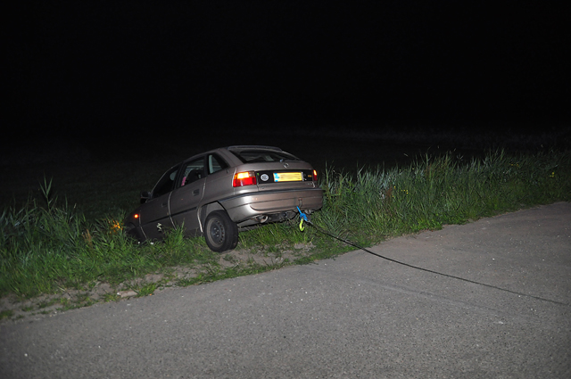 Bestuurder mist bocht en beland met auto in greppel aan de Nieuwe Munnikensteeg Waalwijk