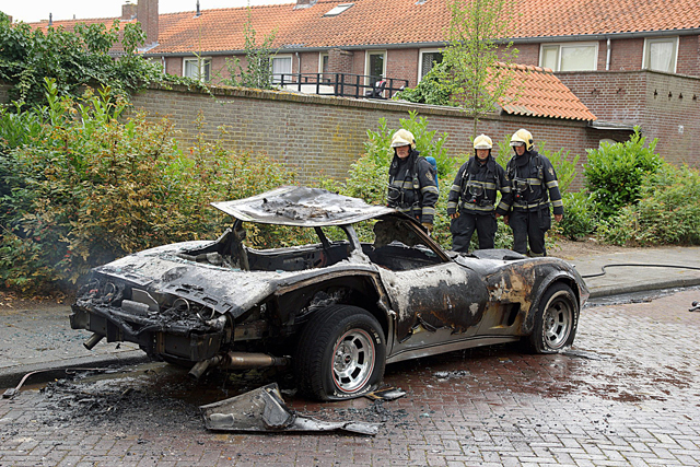 Corvette uit 1978 uitgebrand aan de Molenstraat Waalwijk