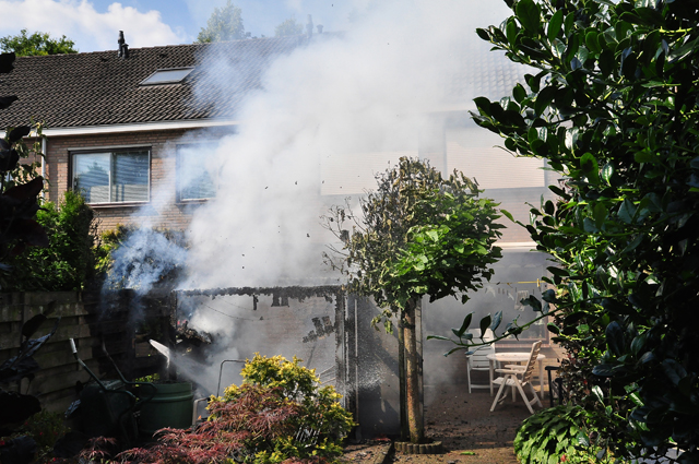 Schuur gaat in vlammen op aan de Rossinistraat Waalwijk
