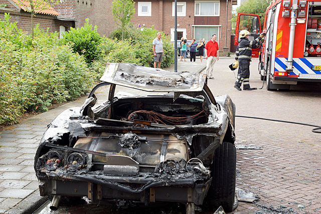 Corvette uit 1978 uitgebrand aan de Molenstraat Waalwijk