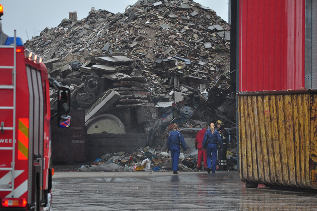 Afval in brand bij afvalverwerkingsbedrijf Van den Noord aan de Industrieweg Waalwijk
