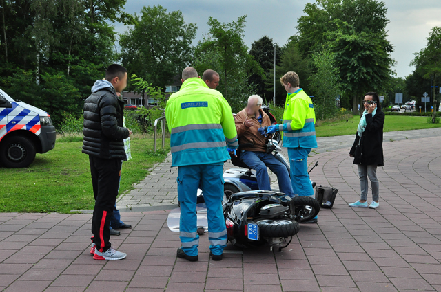 Snorscooter komt in botsing met scootmobiel aan de Burgemeester van der Klokkenlaan Waalwijk