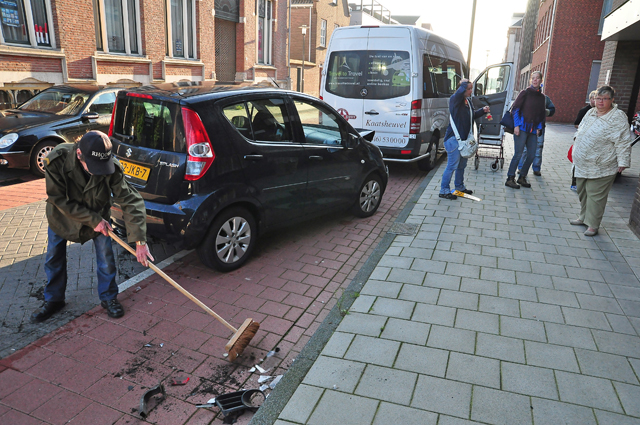Auto botst op taxibusje aan de Grotestraat Waalwijk
