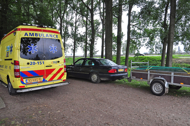 Man raakt onwel in auto en ramt vangrail op de A59 (Maasroute) Waalwijk