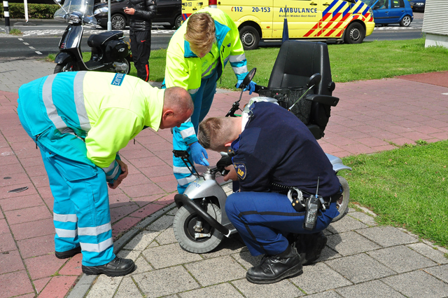 Snorscooter komt in botsing met scootmobiel aan de Burgemeester van der Klokkenlaan Waalwijk