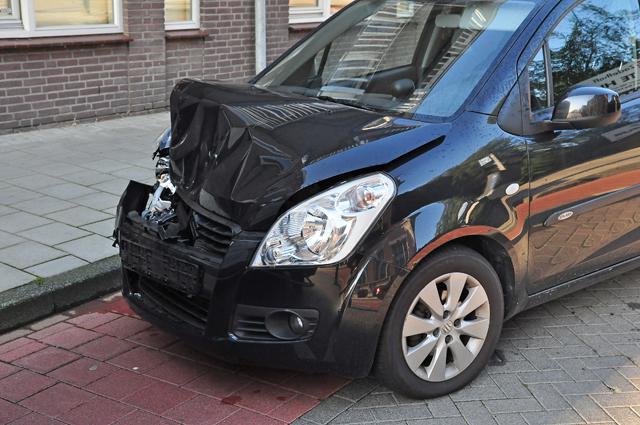 Auto botst op taxibusje aan de Grotestraat Waalwijk