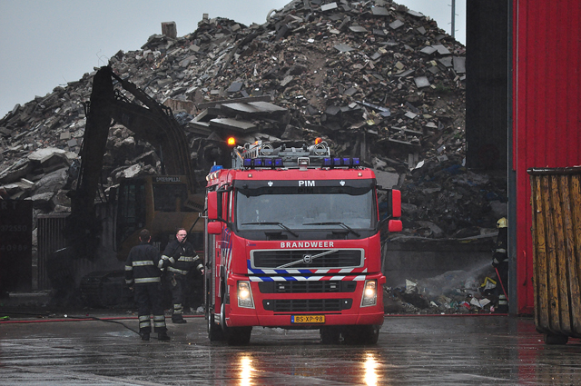 Afval in brand bij afvalverwerkingsbedrijf Van den Noord aan de Industrieweg Waalwijk