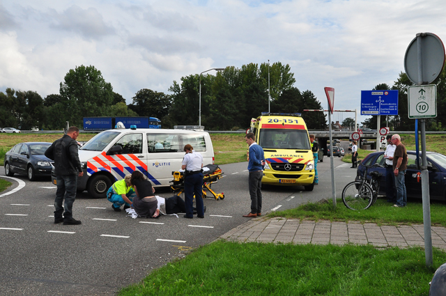 Man gewond na aanrijding met auto aan de Kloosterheulweg Waalwijk