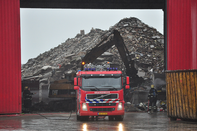 Afval in brand bij afvalverwerkingsbedrijf Van den Noord aan de Industrieweg Waalwijk