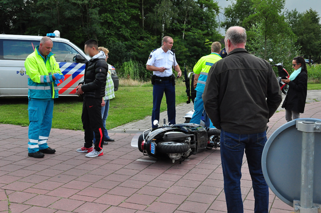 Snorscooter komt in botsing met scootmobiel aan de Burgemeester van der Klokkenlaan Waalwijk