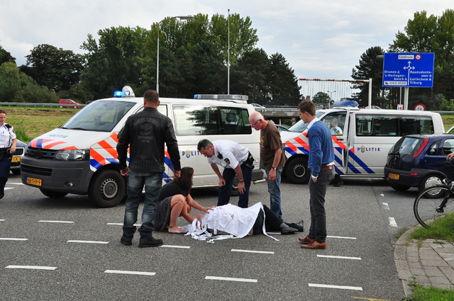 Man gewond na aanrijding met auto aan de Kloosterheulweg Waalwijk