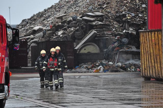 Afval in brand bij afvalverwerkingsbedrijf Van den Noord aan de Industrieweg Waalwijk