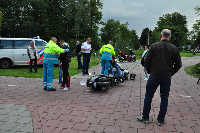 Snorscooter komt in botsing met scootmobiel aan de Burgemeester van der Klokkenlaan Waalwijk