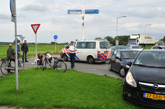 Man gewond na aanrijding met auto aan de Kloosterheulweg Waalwijk