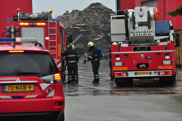 Afval in brand bij afvalverwerkingsbedrijf Van den Noord aan de Industrieweg Waalwijk