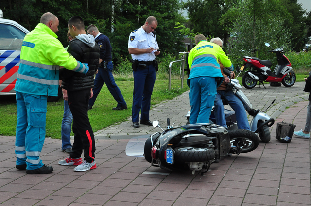 Snorscooter komt in botsing met scootmobiel aan de Burgemeester van der Klokkenlaan Waalwijk