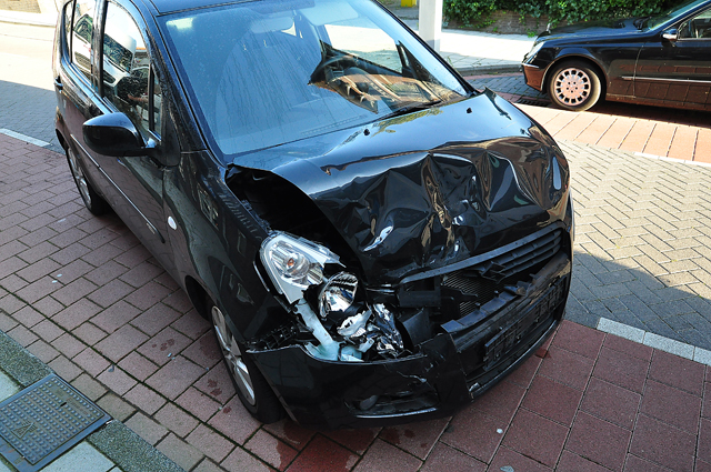 Auto botst op taxibusje aan de Grotestraat Waalwijk