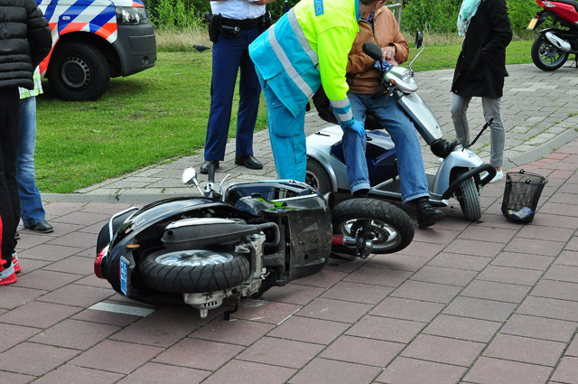 Snorscooter komt in botsing met scootmobiel aan de Burgemeester van der Klokkenlaan Waalwijk