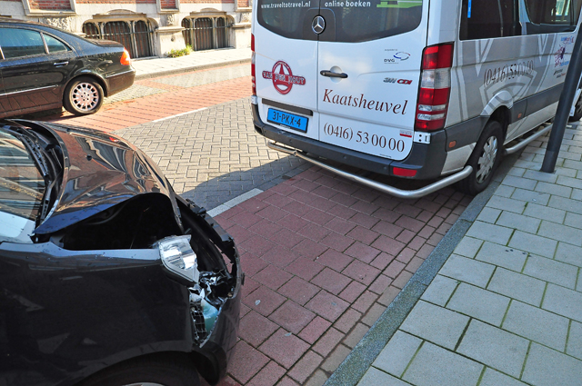 Auto botst op taxibusje aan de Grotestraat Waalwijk