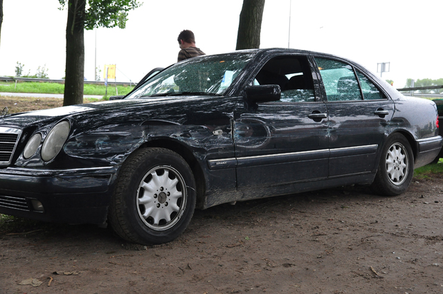 Man raakt onwel in auto en ramt vangrail op de A59 (Maasroute) Waalwijk