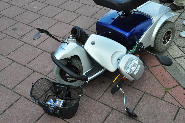 Snorscooter komt in botsing met scootmobiel aan de Burgemeester van der Klokkenlaan Waalwijk