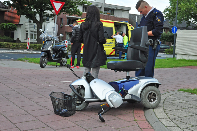 Snorscooter komt in botsing met scootmobiel aan de Burgemeester van der Klokkenlaan Waalwijk
