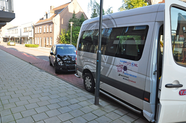 Auto botst op taxibusje aan de Grotestraat Waalwijk