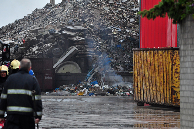 Afval in brand bij afvalverwerkingsbedrijf Van den Noord aan de Industrieweg Waalwijk