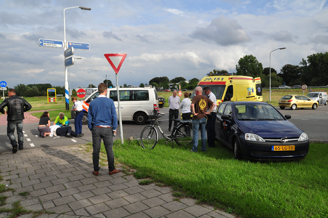Man gewond na aanrijding met auto aan de Kloosterheulweg Waalwijk