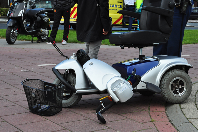 Snorscooter komt in botsing met scootmobiel aan de Burgemeester van der Klokkenlaan Waalwijk