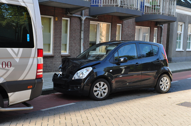 Auto botst op taxibusje aan de Grotestraat Waalwijk