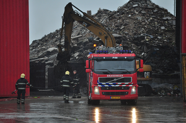 Afval in brand bij afvalverwerkingsbedrijf Van den Noord aan de Industrieweg Waalwijk