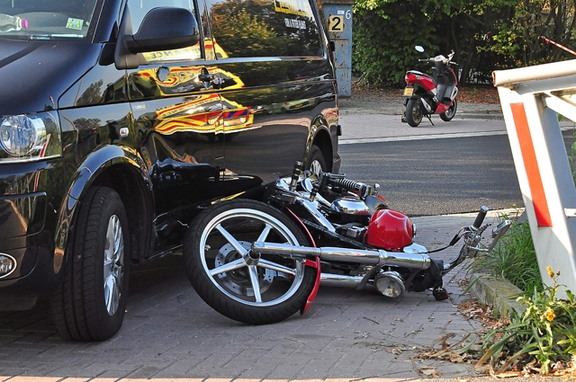 Motorrijdster gewond na aanrijding met bestelbusje aan de Elzenweg Waalwijk