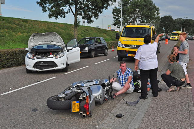 Motorrijder komt frontaal in botsing met auto aan de Van Andelstraat Waalwijk