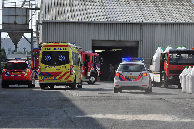 2 doden na instorten muur bij meststoffenbedrijf aan de Industrieweg Waalwijk