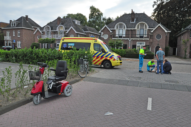 Automobilist snijdt vrouw af in scootmobiel aan de Meester van Coothstraat Waalwijk