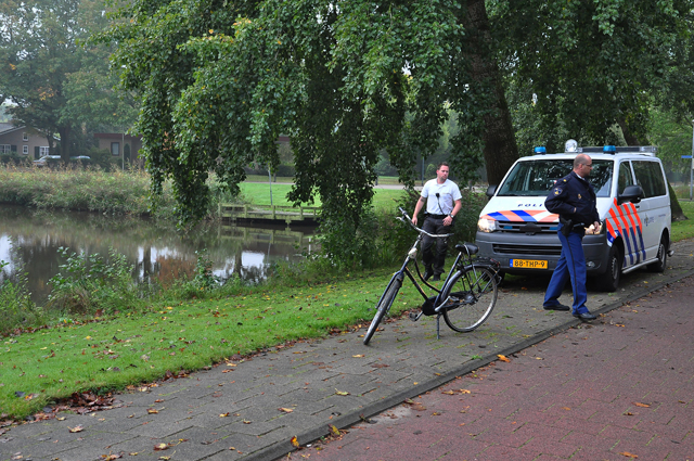 Hulpdiensten rukken massaal uit voor mogelijk persoon te water aan de Burg. Smeelelaan Waalwijk