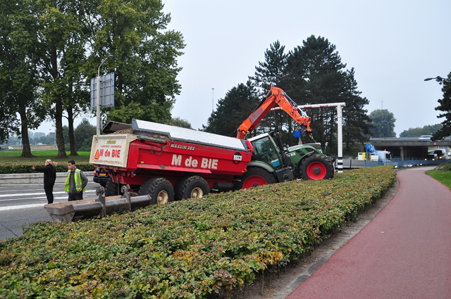Tractor met aanhanger zand strandt in berm aan de Hertog Janstraat Waalwijk