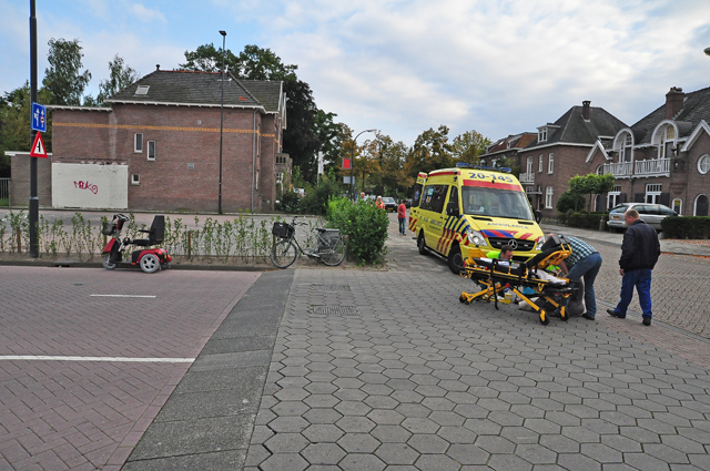 Automobilist snijdt vrouw af in scootmobiel aan de Meester van Coothstraat Waalwijk