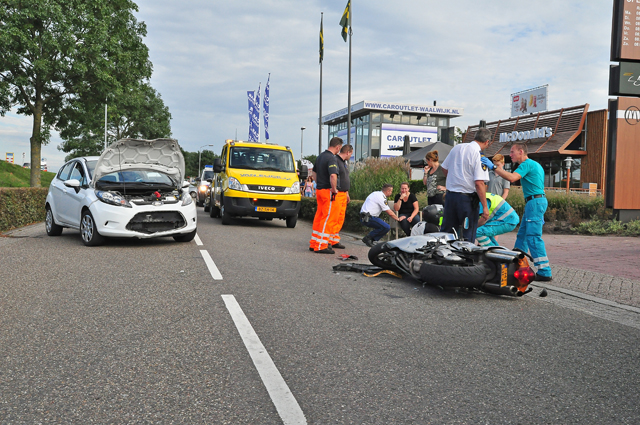 Motorrijder komt frontaal in botsing met auto aan de Van Andelstraat Waalwijk