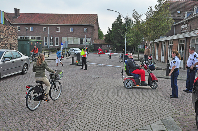 Oeps foutje: Vrouw rijdt slagboom compleet de grond uit aan het Unnaplein Waalwijk