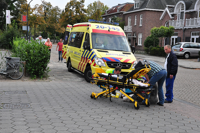 Automobilist snijdt vrouw af in scootmobiel aan de Meester van Coothstraat Waalwijk