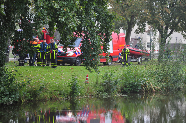 Hulpdiensten rukken massaal uit voor mogelijk persoon te water aan de Burg. Smeelelaan Waalwijk