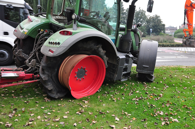 Tractor met aanhanger zand strandt in berm aan de Hertog Janstraat Waalwijk