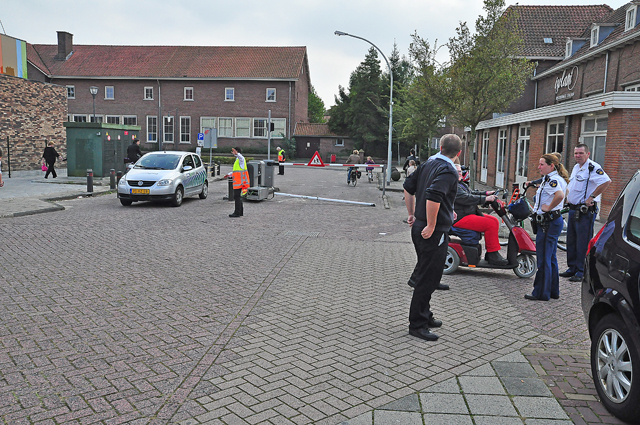 Oeps foutje: Vrouw rijdt slagboom compleet de grond uit aan het Unnaplein Waalwijk