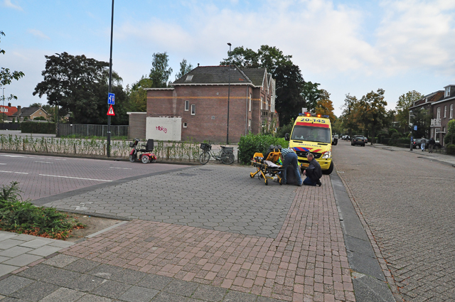 Automobilist snijdt vrouw af in scootmobiel aan de Meester van Coothstraat Waalwijk