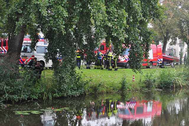Hulpdiensten rukken massaal uit voor mogelijk persoon te water aan de Burg. Smeelelaan Waalwijk